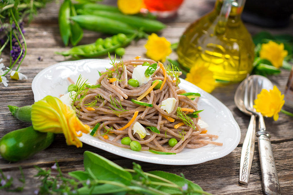 Pasta con vegetales y queso camembert