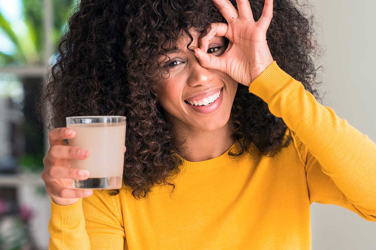 Mujer aprobando la bebida de Chía