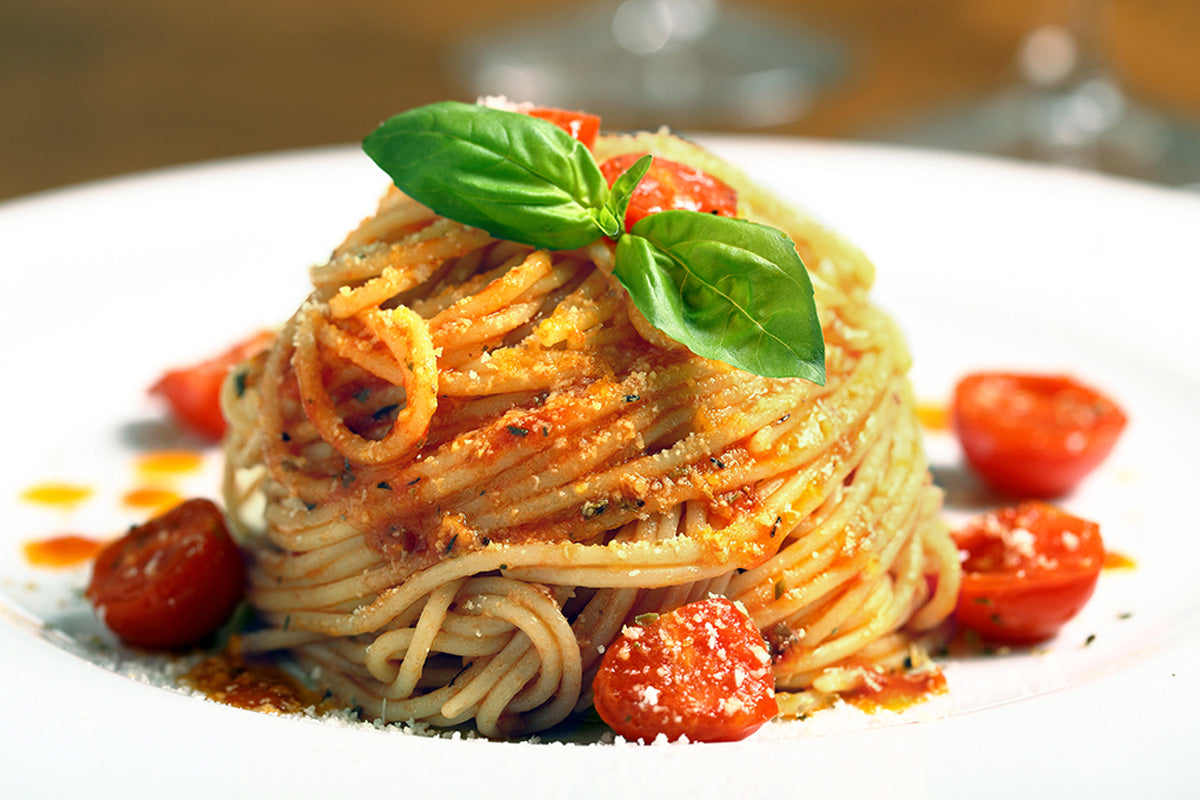 Pasta con tomate, albahaca y queso